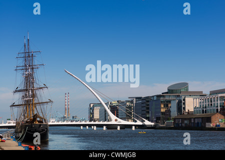 Jeanie Johnston Tall Ship & Famine Museum, 1 Custom House Quay, avec Samuel Beckett Bridge sur la rivière Liffey, Dublin, Irlande. Banque D'Images