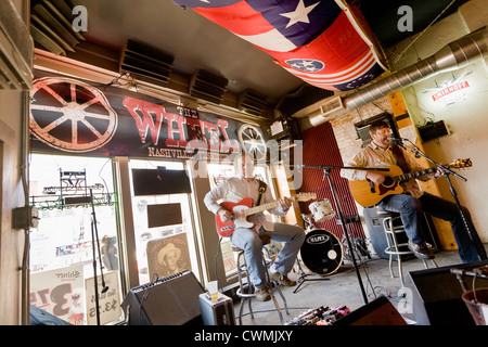 Des musiciens qui jouent du pays vivent en club, Nashville, Tennessee Banque D'Images