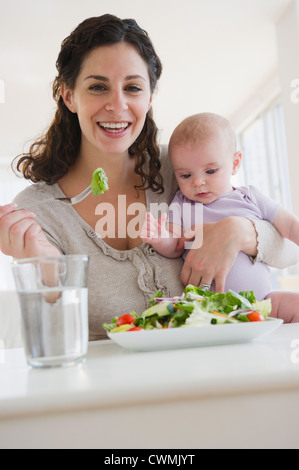 USA, New Jersey, Jersey City, Mère et baby boy (2-5 months) eating salad Banque D'Images