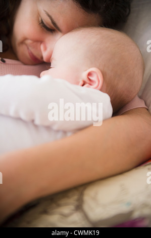 USA, New Jersey, Jersey City, Mère et baby boy (2-5 months) dormir ensemble Banque D'Images