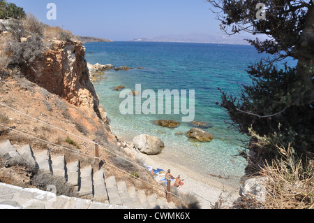 Une plage rocheuse à Pisso Livadi, Paros, Grèce. Banque D'Images