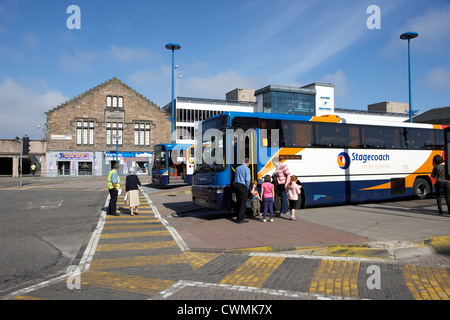 Les gens l'embarquement stagecoach de bus à la gare routière d'INVERNESS Ecosse highland uk Banque D'Images