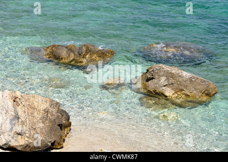 Une plage rocheuse à Pisso Livadi, Paros, Grèce. Banque D'Images