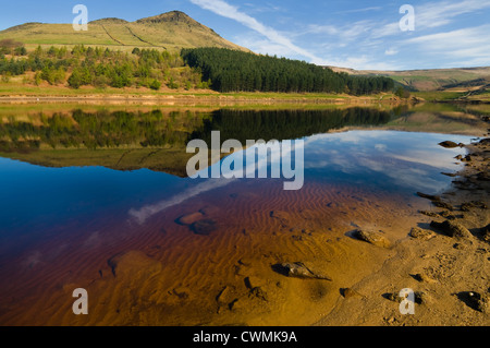 Paysage à Colombe en réservoir en pierre d''Peak District Hill et de l'eau reflet Banque D'Images