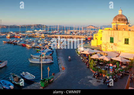 Marina Grande, l'île de Procida, dans la baie de Naples, Campanie, Italie Banque D'Images