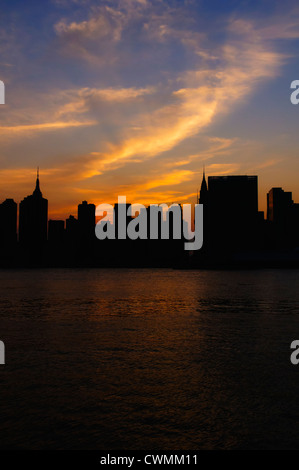 USA, New York City, Manhattan skyline après le coucher du soleil Banque D'Images