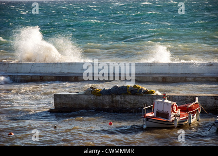 Bateau de pêche sur la jetée du port de pêche d''Afissos au Golfe Pagasitique (Pélion péninsulaire, Thessalie, Grèce) Banque D'Images