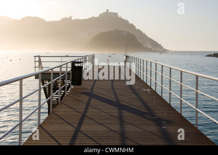 Igeldo et Santa Clara, l'île de la baie de San Sebastian en Guipuzcoa, Espagne Banque D'Images