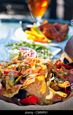 Panier de nachos et autres bouchées sur table de restaurant Banque D'Images