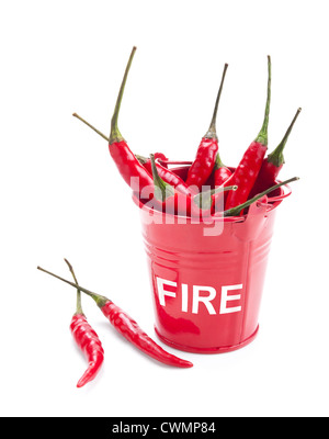Un seau plein de piment rouge isolé sur fond blanc Banque D'Images