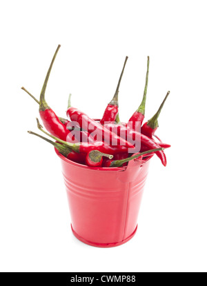 Un seau plein de piment rouge isolé sur fond blanc Banque D'Images