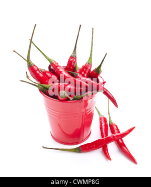 Un seau plein de piment rouge isolé sur fond blanc Banque D'Images