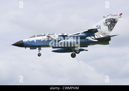 Panavia Tornado IDS dans Arctic Tiger 2012 marquages, exploité par l'aviation allemande, en approche pour l'atterrissage à RAF Fairford Banque D'Images