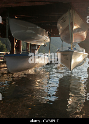 Les petits bateaux stockés sur des supports sur le lac de Millstatt, à côté de Camping Brunner, le lac de Millstatt, Dobriach, Autriche Banque D'Images