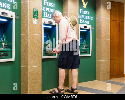 L'homme en utilisant un guichet automatique,Première République succursale bancaire, NYC Banque D'Images