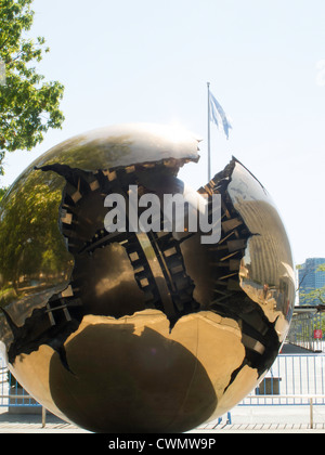 Au sein d'une sphère sphère de Arnaldo Pomodoro, siège de l'Organisation des Nations Unies, NEW YORK Banque D'Images