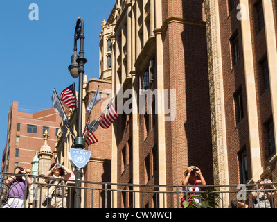 Des drapeaux américains et signe, U. N., 43nd Street, NYC Banque D'Images