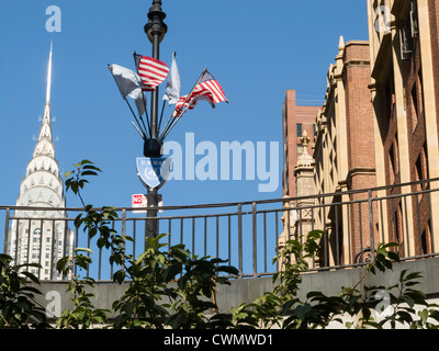 Des drapeaux américains et signe, U. N., 43nd Street, NYC Banque D'Images