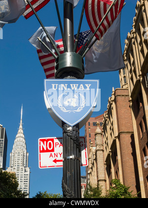 Des drapeaux américains et signe, U. N., 43nd Street, NYC Banque D'Images