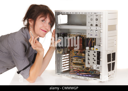 Femme à l'aide de pincettes pour réparer ordinateur Banque D'Images