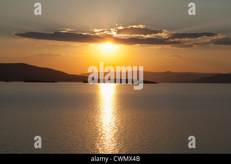 USA, Montana, le lac Flathead, Vue du coucher du soleil sur le lac Banque D'Images