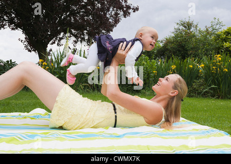 Pays-bas, Helvoirt, jeune mère jouant avec une fille Banque D'Images