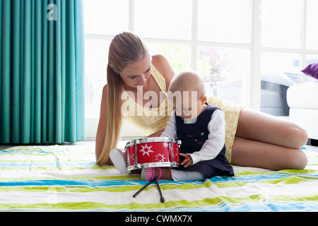 Pays-bas, Helvoirt, jeune mère en fille jouer avec drum Banque D'Images