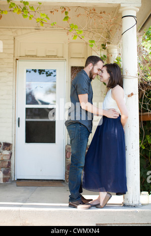 USA, Utah, Salt Lake, Happy young couple in front of house Banque D'Images