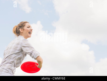 USA, New Jersey, Mendham, femme jouant avec des équipes de frisbee Banque D'Images