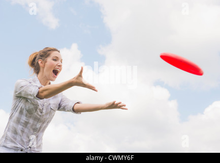 USA, New Jersey, Mendham, femme jouant avec des équipes de frisbee Banque D'Images