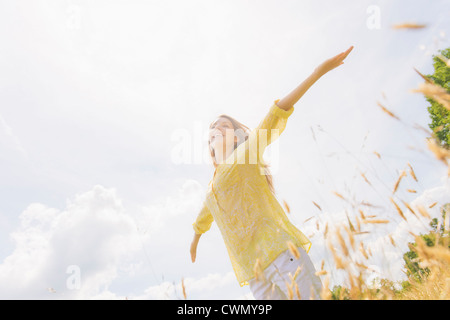 USA, New Jersey, Mendham, Portrait of young woman standing on meadow Banque D'Images