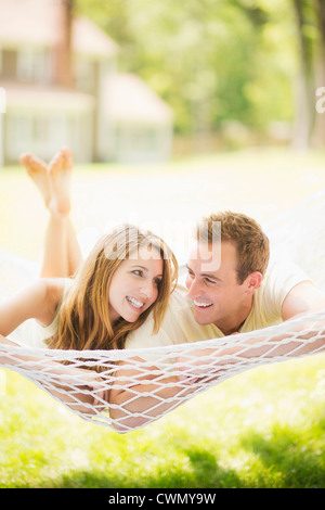 USA, New Jersey, Mendham, Couple relaxing in hammock Banque D'Images
