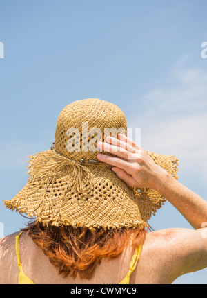 USA, New Jersey, Mendham, Woman wearing straw hat Banque D'Images