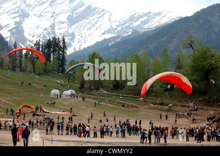 Para-planeurs dans la vallée de Manali Banque D'Images