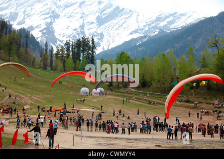 Para-planeurs dans la vallée de Manali Banque D'Images