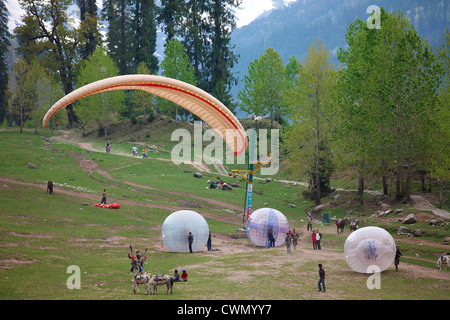 Para-planeurs dans la vallée de Manali Banque D'Images