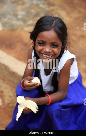 Les jeunes filles rurales indiennes manger une banane de l'Andhra Pradesh en Inde du Sud Banque D'Images