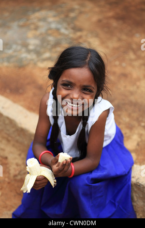 Les jeunes filles rurales indiennes manger une banane de l'Andhra Pradesh en Inde du Sud Banque D'Images