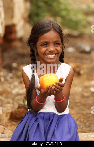 Les jeunes filles rurales indiennes de manger une pomme l'Andhra Pradesh en Inde du Sud Banque D'Images