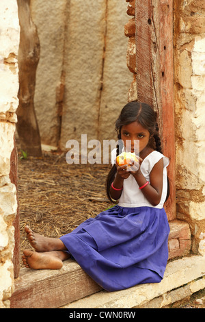 Les jeunes filles rurales indiennes de manger une pomme l'Andhra Pradesh en Inde du Sud Banque D'Images