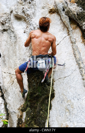 Jeune homme bouldering dans Montalban, Philippines Banque D'Images