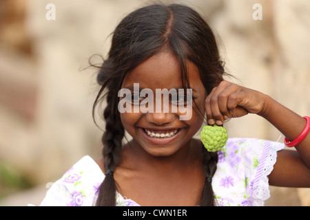 Jeune fille rurale indienne tenant un petit l'anone Andhra Pradesh Inde du Sud Banque D'Images