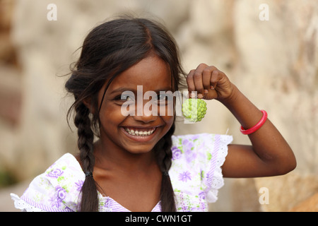 Jeune fille rurale indienne tenant un petit l'anone Andhra Pradesh Inde du Sud Banque D'Images