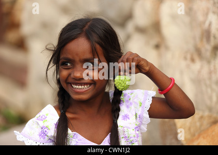 Jeune fille rurale indienne tenant un petit l'anone Andhra Pradesh Inde du Sud Banque D'Images