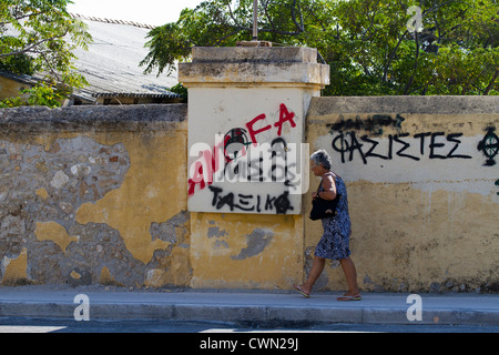 Graffiti dans la ville de Rhodes sur les murs menant à la ville centre comme igoogle, la mer Egée, Méditerranée Banque D'Images