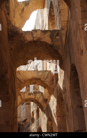 Ruines de l'amphithéâtre romain d'El Djem avec voûtes en pierre Banque D'Images