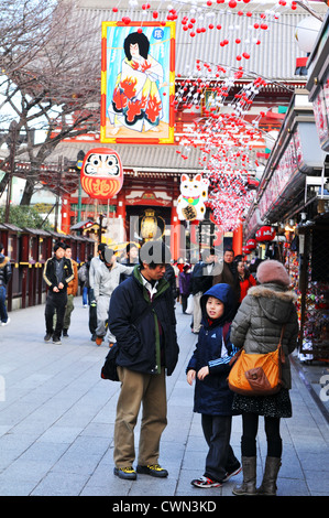 Tokyo, Japon - 31 décembre 2011 : marché at Sensoji Temple sur New Year's Eve à Asakusa, Tokyo Banque D'Images