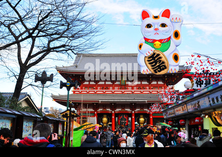 Tokyo, Japon - 31 décembre 2011 : marché at Sensoji Temple sur New Year's Eve à Asakusa, Tokyo Banque D'Images