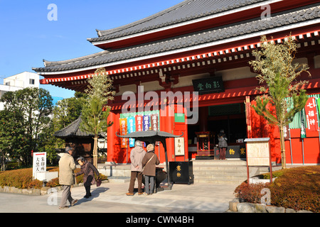 Tokyo, Japon - 31 décembre 2011 : marché at Sensoji Temple sur New Year's Eve à Asakusa, Tokyo Banque D'Images