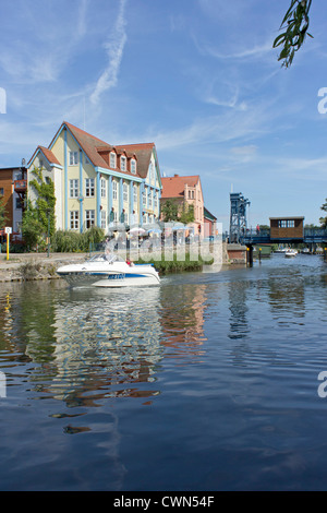 Pont de levage, Plau, lacs de Mecklembourg, Schleswig-Holstein, Allemagne Banque D'Images